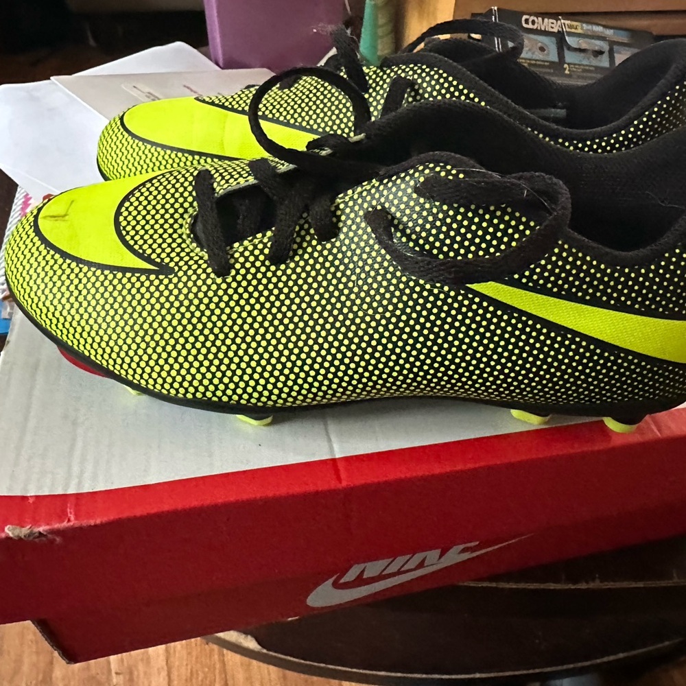 Nike Bravata soccer cleats